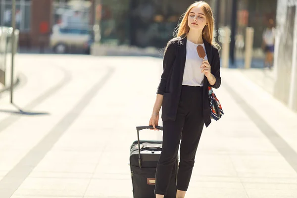 Ragazza Bionda Che Cammina Strada Con Valigia — Foto Stock