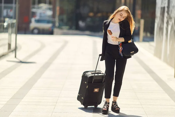 Ragazza Bionda Che Cammina Strada Con Valigia — Foto Stock