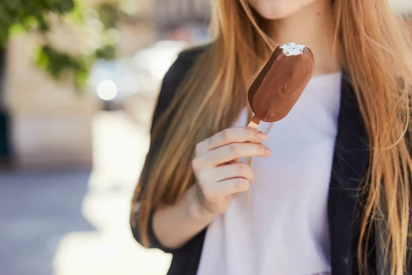 Blond Meisje Icecream Eten Straat Met Zonsondergang Achtergrond — Stockfoto