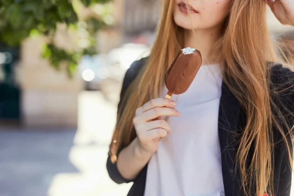 Sarışın Kız Günbatımı Arka Plan Ile Sokakta Dondurma Yemek — Stok fotoğraf