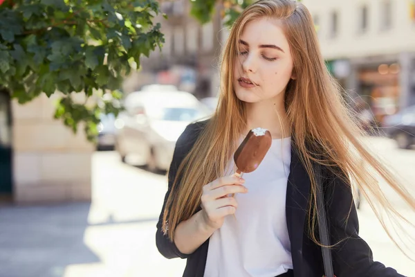 Menina Loira Comer Gelado Rua Com Pôr Sol Fundo — Fotografia de Stock