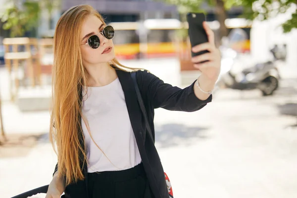 Menina Loira Bonita Tirando Selfie Rua — Fotografia de Stock