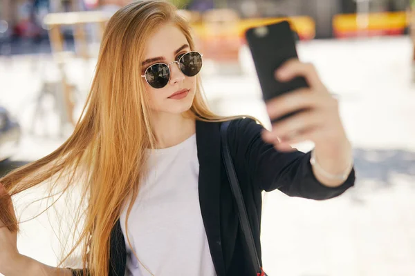 Mooie Blonde Meisje Dat Neemt Selfie Straat — Stockfoto