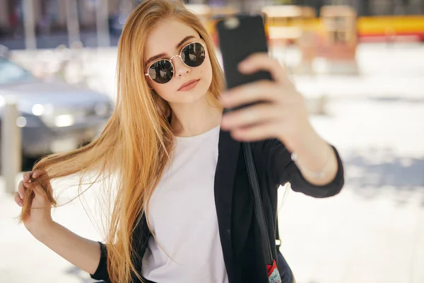 Pretty Blonde Girl Taking Selfie Street — Stock Photo, Image