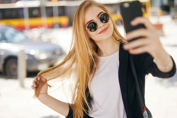 Pretty Blonde Girl Taking Selfie Street — Stock Photo, Image