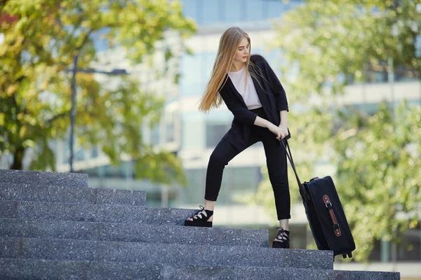 Chica Rubia Caminando Por Calle Con Maleta — Foto de Stock