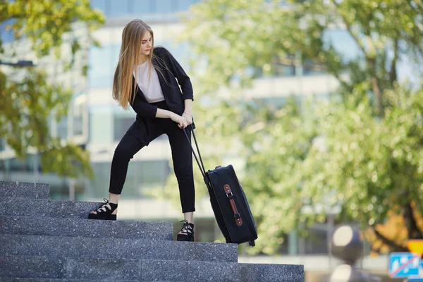 Ragazza Bionda Che Cammina Strada Con Valigia — Foto Stock