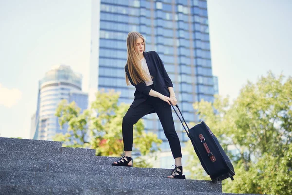 Ragazza Bionda Che Cammina Strada Con Valigia — Foto Stock