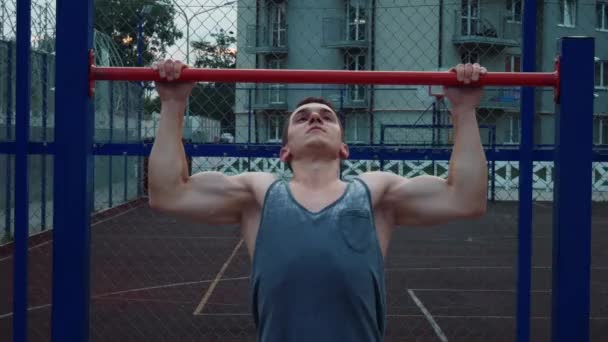 Mann Beim Training Auf Der Stadtstraße — Stockvideo