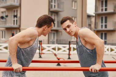 İki kardeş wotkout ile günbatımı arka plan açık yapıyor