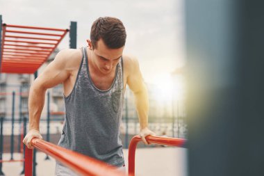 Gün batımı ile açık havada egzersiz yapan bir erkek