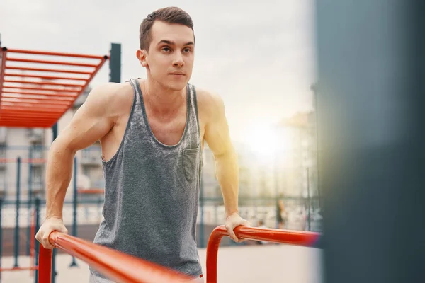 Ein Mann Beim Training Freien Bei Sonnenuntergang — Stockfoto