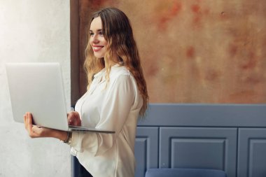 Kadın giyim gözlük, Cafe üstünde onu Laptop, adet eser bulunmaktadır. Kış giysileri ve Laptop İşyerinde şık gülümseyen kadın portresi. Kadın kış Style. -Görüntü