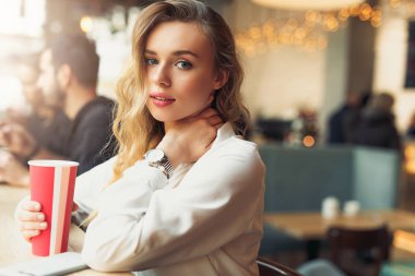 Kadın Cafe otururken ona sıcak kahve iç. Kışın şık gülümseyen kadın portresi sıcak kahve içme giysiler. Kadın kış Style. -Görüntü