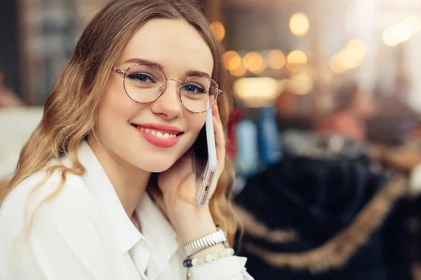 Kadın Giyim Gözlük Telefon Konuşma Onun Sıcak Kahve Içmek Süre — Stok fotoğraf