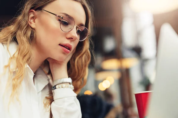 Mujer Use Gafas Beba Café Caliente Mientras Trabaja Café Computadora —  Fotos de Stock