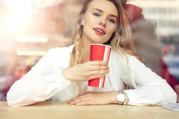 Kadın Cafe Otururken Ona Sıcak Kahve Kışın Şık Gülümseyen Kadın — Stok fotoğraf