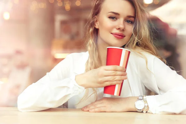 Kadın Cafe Otururken Ona Sıcak Kahve Kışın Şık Gülümseyen Kadın — Stok fotoğraf