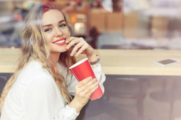 Kvinna Dricker Sitt Kaffe Medan Sitter Cafe Porträtt Eleganta Leende — Stockfoto