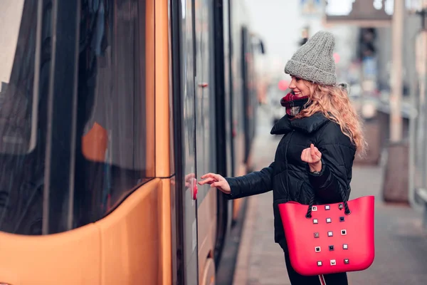 Mujer Sostiene Bolsa Roja Mientras Abre Puerta Tranvía Retrato Mujer — Foto de Stock