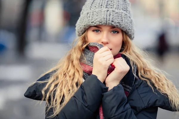 Femme Tenant Son Foulard Tout Marchant Dans Rue Portrait Femme — Photo