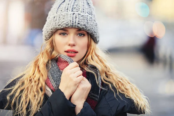 Woman Hold Her Scarf While Walking Street Portrait Stylish Smiling — Stock Photo, Image