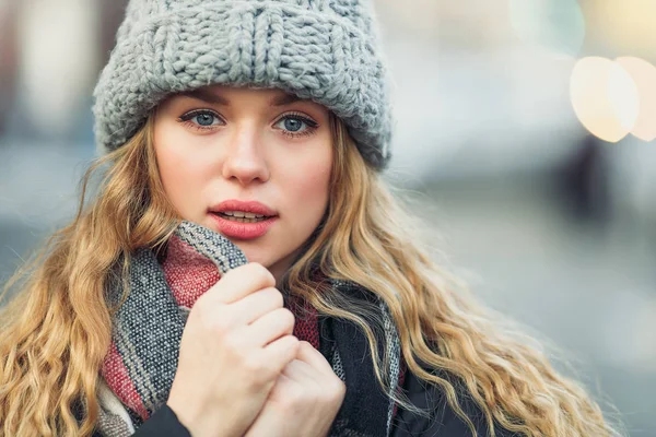 走在大街上的时候 女人拿着她的围巾 穿着围巾的时尚微笑的女人的肖像 女性冬季风格 图片仅供参考 — 图库照片