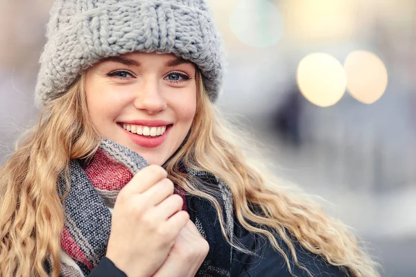 Kvinnan Håller Sin Halsduk Medan Promenader Gatan Porträtt Eleganta Leende — Stockfoto