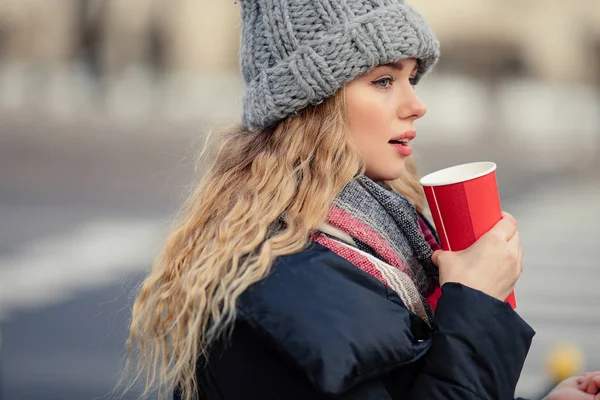 Kvinna Dricker Sitt Kaffe Medan Går Gatan Porträtt Eleganta Leende — Stockfoto