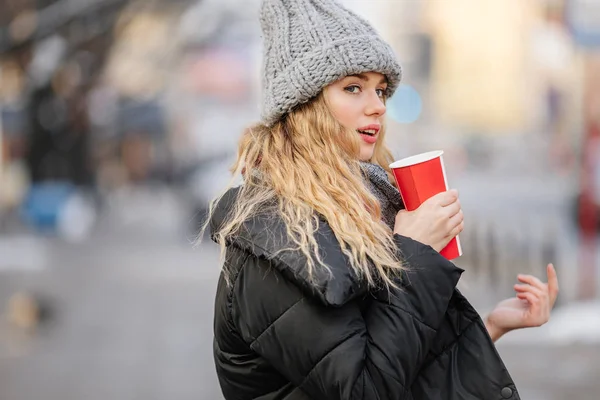 Kvinna Dricker Sitt Kaffe Medan Går Gatan Porträtt Eleganta Leende — Stockfoto