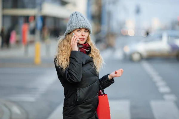 Woman Talking Phone Walking Street Portrait Stylish Smiling Business Woman — Stock Photo, Image