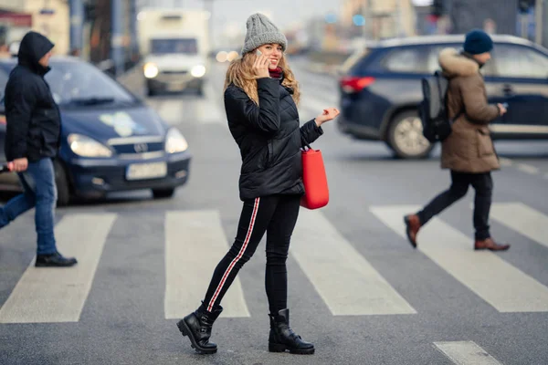 Mujer Hablando Por Teléfono Caminando Por Calle Retrato Una Elegante — Foto de Stock