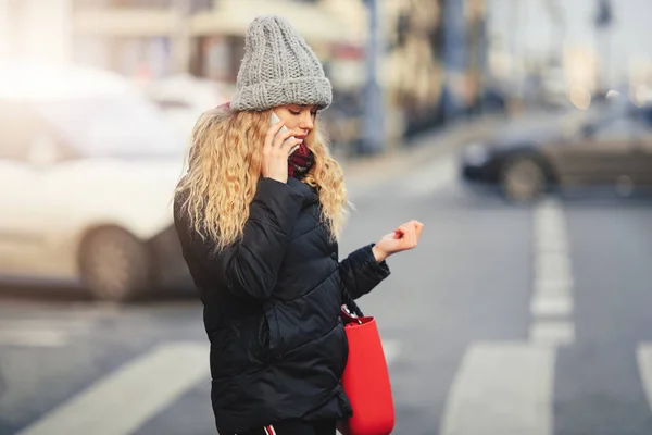 Mujer Hablando Por Teléfono Caminando Por Calle Retrato Una Elegante — Foto de Stock