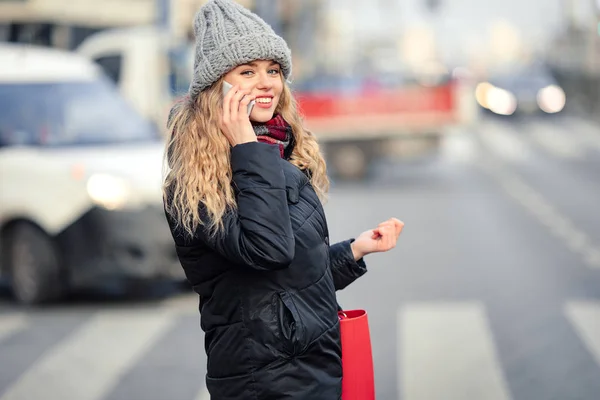 Woman Talking Phone Walking Street Portrait Stylish Smiling Business Woman — Stock Photo, Image