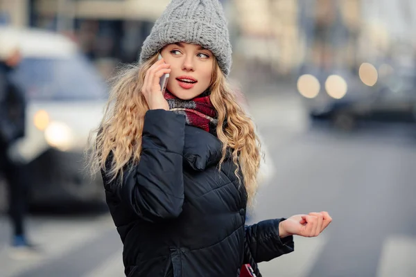 在街上打电话的女人 时尚微笑的商务女子在冬季服装调用手机的肖像 女性冬季风格 图片仅供参考 — 图库照片