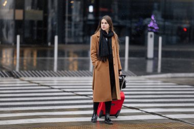 El bagajı tren istasyonu veya yatılı okula gidiş Havalimanı ile yürürken smartphone üzerinde konuşurken Havaalanı iş kadını. Cep telefonuyla konuşma için kız.