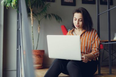 İş kadını ofiste merdivenlerde otur, iş üstünde laptop ve yeni fikirler hakkında düşünüyorum. İş için kopya alanı dizüstü bilgisayar kullanan kız