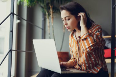 İş kadını ofiste merdivenlerde otur, iş üstünde laptop ve yeni fikirler hakkında düşünüyorum. İş için kopya alanı dizüstü bilgisayar kullanan kız
