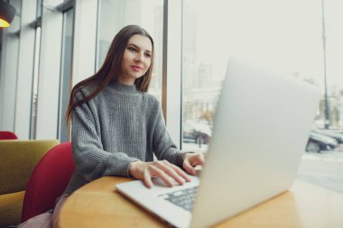 Görünüm. Tablo ve not defterindeki not almak oturan genç iş kadını. Café'de çalışan kadın. Blogger. -Görüntü