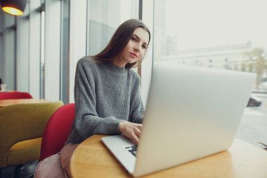 Görünüm. Tablo ve not defterindeki not almak oturan genç iş kadını. Café'de çalışan kadın. Blogger. -Görüntü