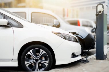 Elektrikli araç şarj istasyonu. Bir elektrikli araba şarj ediliyor takılı güç kaynağının kapatın. -Görüntü