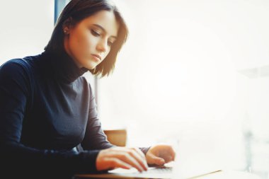 Kadın etrafına bakmak ve Cafe çalışmalarında ise onu Laptop gülümse. Kış giysileri içinde şık gülümseyen kadın portresi Laptop iş. Güneş - görüntü stiliyle kadın Bussiness