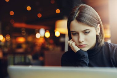 Kadın etrafına bakmak ve Cafe çalışmalarında ise onu Laptop gülümse. Kış giysileri içinde şık gülümseyen kadın portresi Laptop iş. Güneş - görüntü stiliyle kadın Bussiness