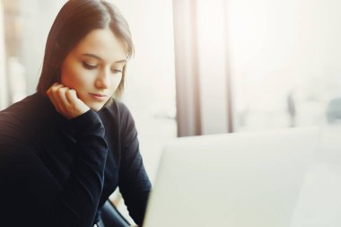 Kadın etrafına bakmak ve Cafe çalışmalarında ise onu Laptop gülümse. Kış giysileri içinde şık gülümseyen kadın portresi Laptop iş. Güneş - görüntü stiliyle kadın Bussiness