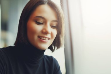Kadın etrafına bakmak ve Cafe çalışmalarında ise onu Laptop gülümse. Kış giysileri içinde şık gülümseyen kadın portresi Laptop iş. Güneş - görüntü stiliyle kadın Bussiness