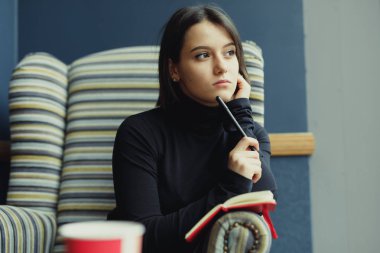 Kadın olun notlar ve fikirler için etrafa. Kışın şık gülümseyen kadın portresi yapmak notlar ve fikirler için etrafa göz giysiler. Kadın kış Style. -Görüntü