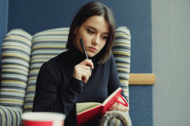 Kadın olun notlar ve fikirler için etrafa. Kışın şık gülümseyen kadın portresi yapmak notlar ve fikirler için etrafa göz giysiler. Kadın kış Style. -Görüntü