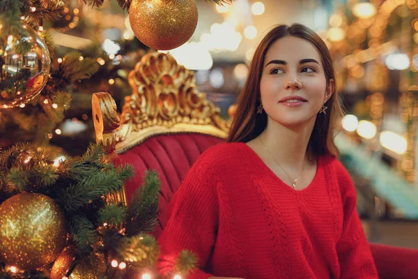Enjoing 크리스마스 그녀의 — 스톡 사진