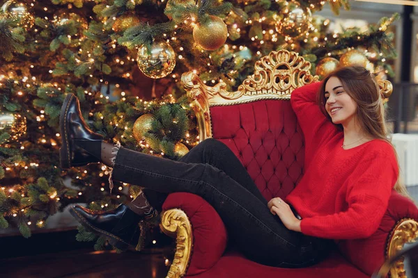 Chica Bonita Usar Rojo Ordenando Tiempo Interior Lugar Navidad Con — Foto de Stock