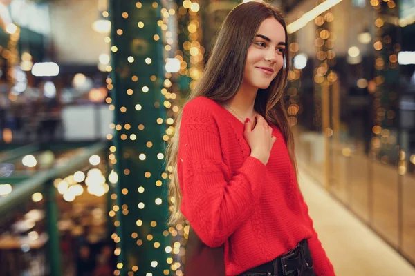 Jolie Fille Porter Rouge Enjolivant Son Temps Lieu Noël Intérieur — Photo